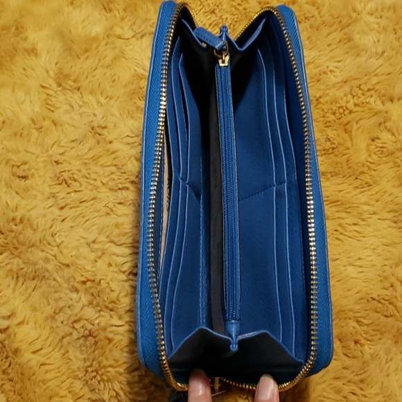 Michael Kors Jet Set zippered wallet - Picture 3 of 14